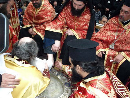 Чин омовения ног Патриархом Иерусалимским Феофилом