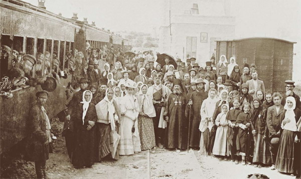 Группа русских паломников после прибытия на железнодорожную станцию в Иерусалиме. 1890