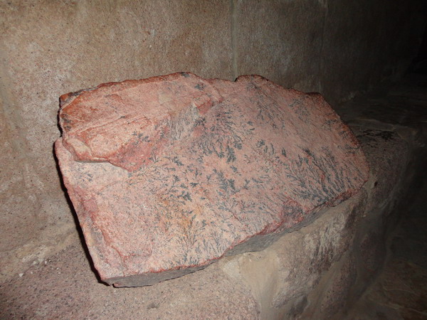 Камень с рисунком Неопалимой купины. Монастырь святой Екатерины. Синай