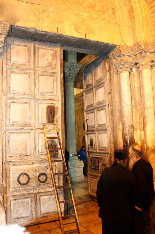 Иерусалим. Закрытие двери в Храм Воскресения Христова