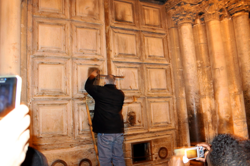 Иерусалим. Закрытие двери в Храм Воскресения Христова