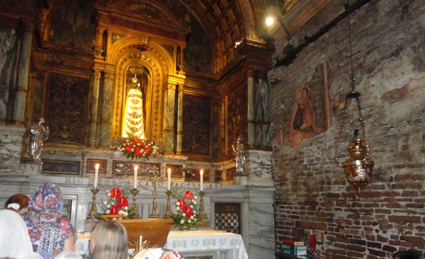 Лоретинская Богородица внутри Святого Дома