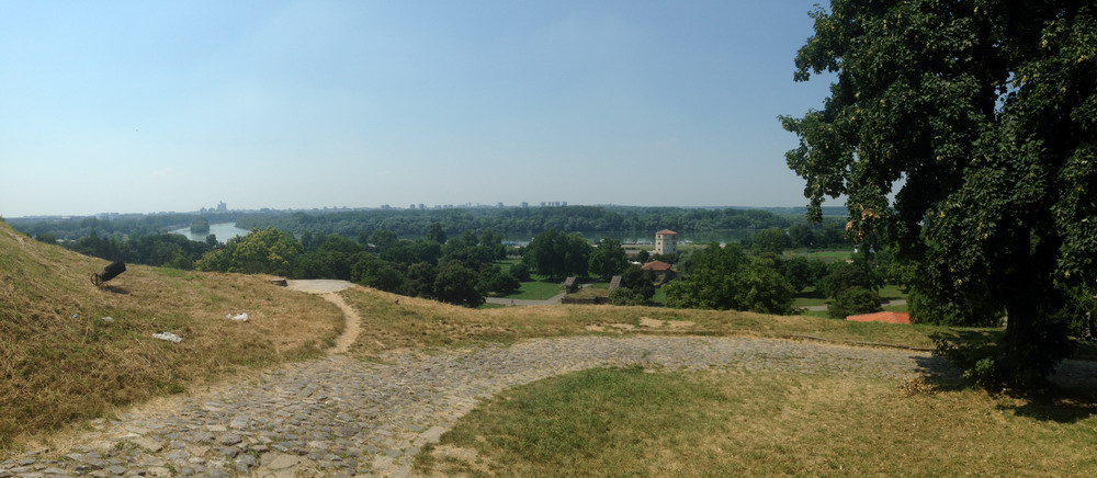 Вид с Крепости Калемегдан - река Сава впадает в Дунай. Белград. Сербия