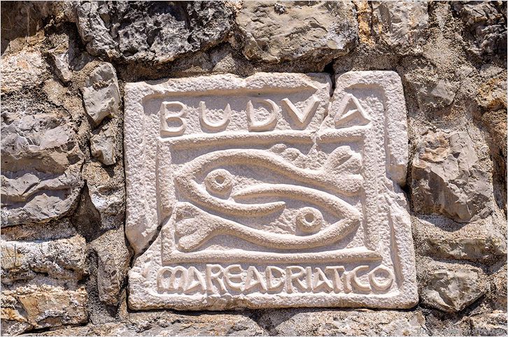 Символ города Будва - рыбки. Черногория
